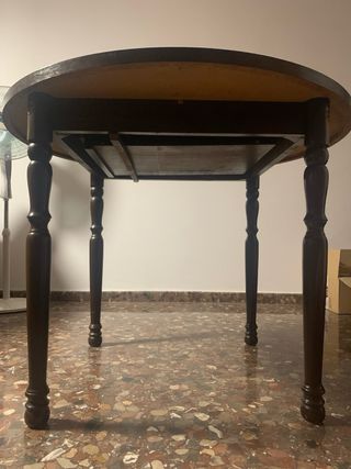 Mesa de comedor de madera oscura