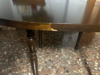 Mesa de comedor de madera oscura