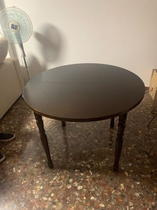Mesa de comedor de madera oscura