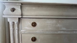 Cómoda antigua restaurada beige y blanco