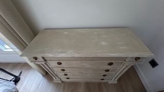 Cómoda antigua restaurada beige y blanco