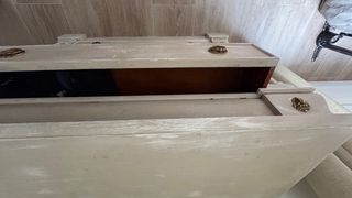 Cómoda antigua restaurada beige y blanco