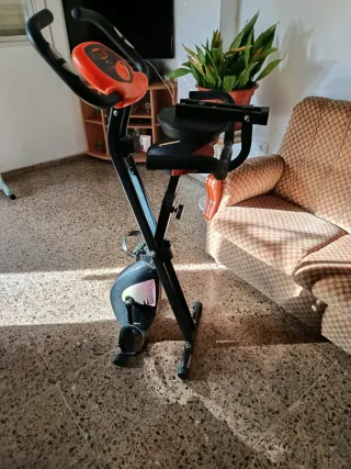 Bicicleta estática con respaldo
