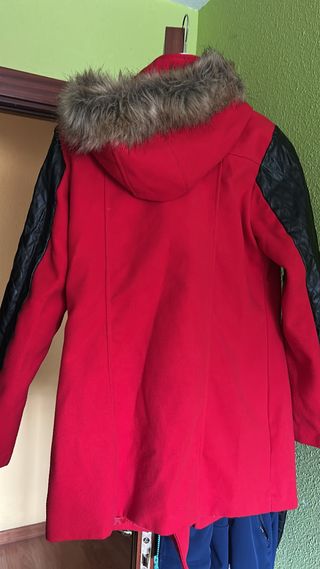 Abrigo rojo con mangas de cuero y capucha