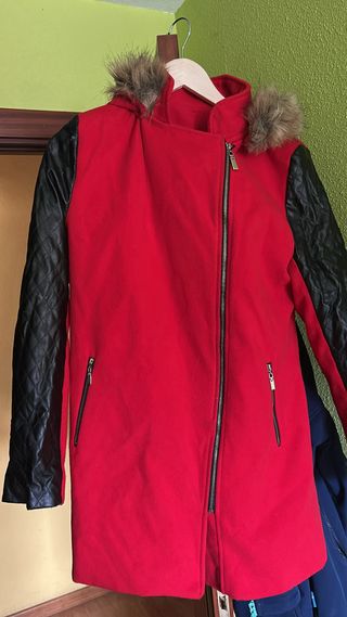 Abrigo rojo con mangas de cuero y capucha