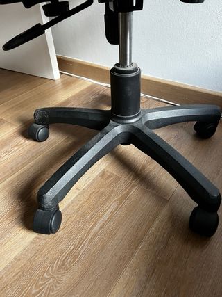 Silla de oficina negra con ruedas