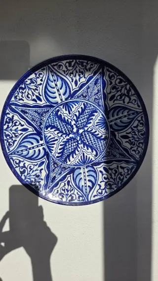 Coppia di piatti in ceramica dipinti a mano