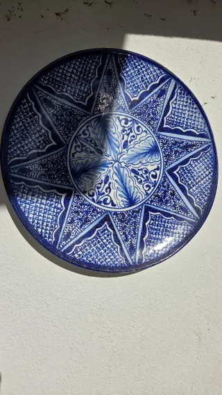 Coppia di piatti in ceramica dipinti a mano