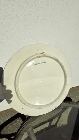 Coppia di piatti in ceramica dipinti a mano