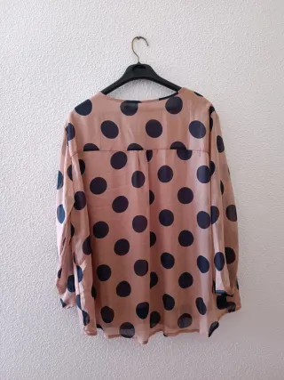 Blusa elegante lunares beige y negro