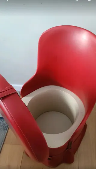 Poltrona Vintage per Togliere le Scarpe Rossa con Portaoggetti