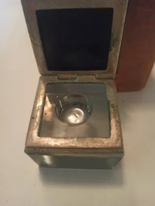 Tintero antiguo de metal y cristal