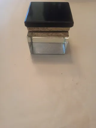 Tintero antiguo de metal y cristal