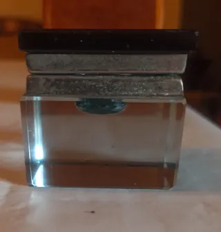 Tintero antiguo de metal y cristal