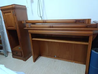 Mueble de madera con cajón y estante