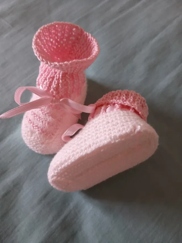 Botitas bebé tejidas a mano rosa