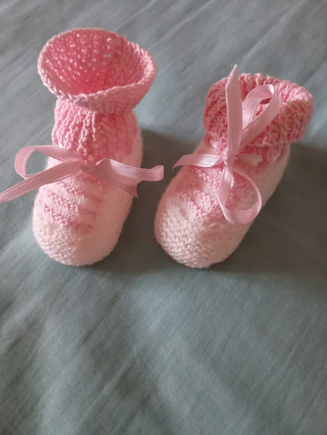 Botitas bebé tejidas a mano rosa