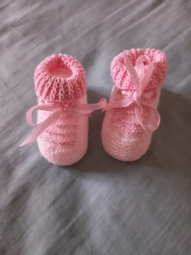 Botitas bebé tejidas a mano rosa