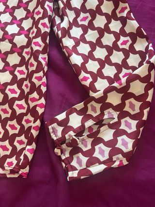 Blusa estampada burdeos y rosa