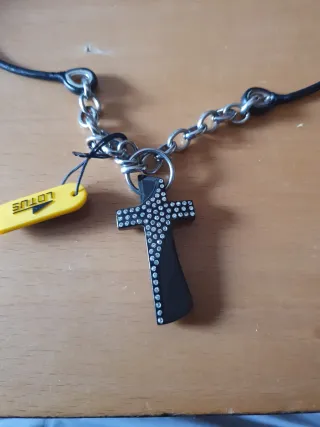 Colgante Cruz LOTUS Negro y Plateado