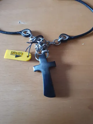 Colgante Cruz LOTUS Negro y Plateado