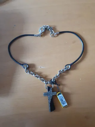 Colgante Cruz LOTUS Negro y Plateado