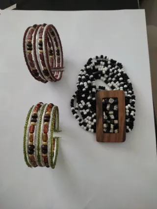 Tre braccialetti di perline