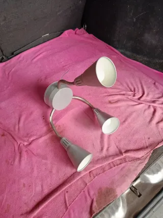 Lámpara de techo plateada con 3 focos