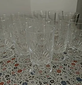Juego de copas pequeñas de cristal