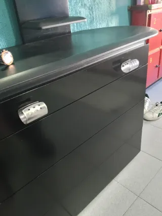 Cómoda negra 4 cajones regalo