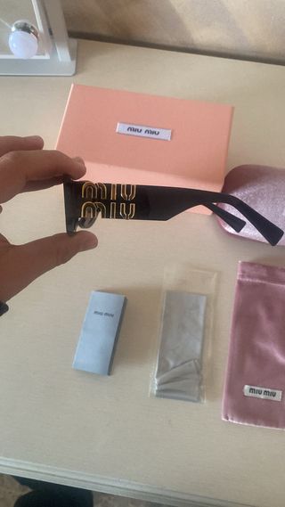 Occhiali da sole Miu Miu neri e oro