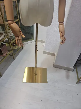 Maniquí completo beige y dorado