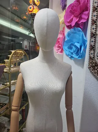 Maniquí completo beige y dorado
