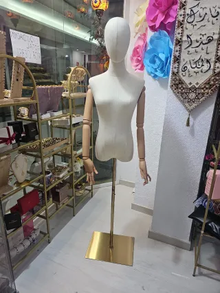 Maniquí completo beige y dorado