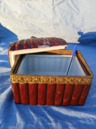 Cofre vintage esmaltado burdeos y oro