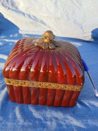 Cofre vintage esmaltado burdeos y oro