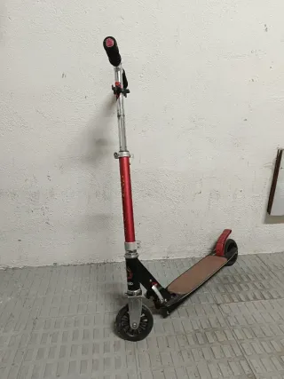 Patinete infantil rojo y negro