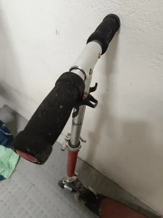 Patinete infantil rojo y negro