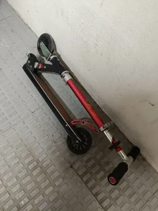 Patinete infantil rojo y negro