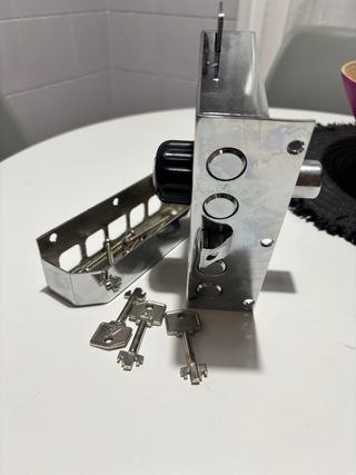 Cerradura de entrada metálica con llaves