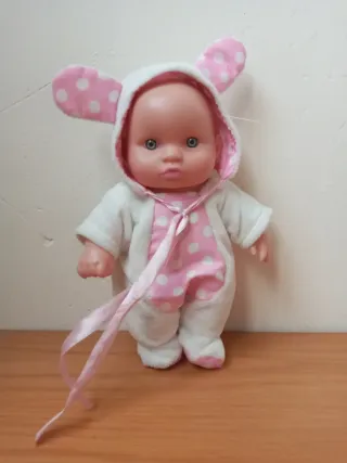Muñeco bebé con traje de conejito rosa