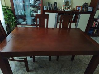 Mesa de comedor de madera con 5 sillas