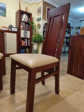 Mesa de comedor de madera con 5 sillas