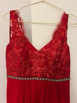 Vestido largo rojo con pedrería y encaje