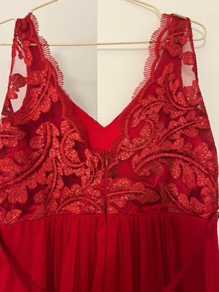 Vestido largo rojo con pedrería y encaje
