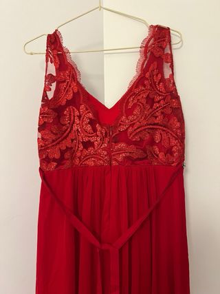 Vestido largo rojo con pedrería y encaje