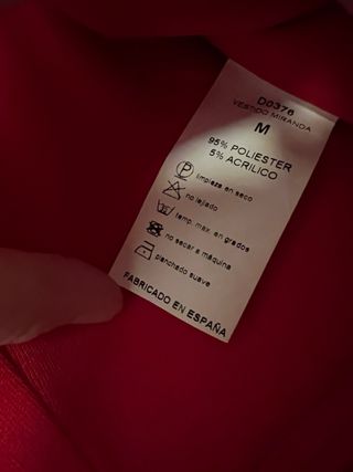 Vestido largo rojo con pedrería y encaje