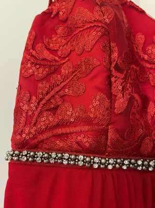 Vestido largo rojo con pedrería y encaje