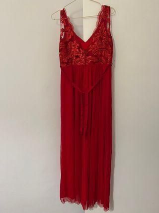 Vestido largo rojo con pedrería y encaje