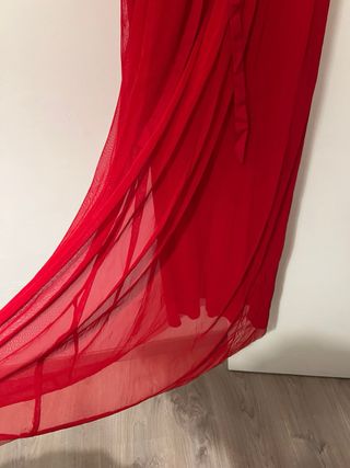 Vestido largo rojo con pedrería y encaje